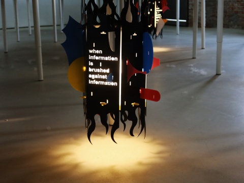 《广告牌、灯光出版物 (标牌、诗歌、互动)》 22 × 25 × 55cm 有机玻璃、电线、LED灯泡 2021 局部
