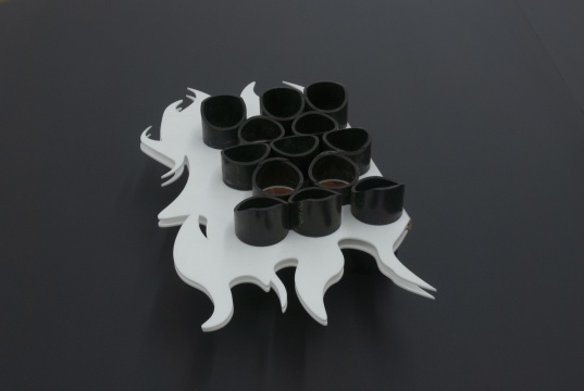 《蕃茄酱和塑料上的霓虹灯》50 × 28 × 11.5cm PVC、激光打印在不同纸张上、书面布料、档案胶水 2021
《蕃茄酱和塑料上的霓虹灯》50 × 28 × 11.5cm PVC、激光打印在不同纸张上、书面布料、档案胶水 2021