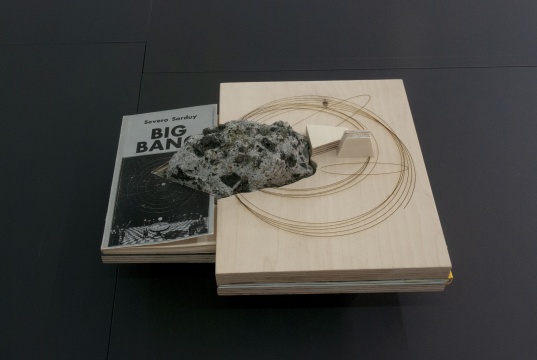 《他乡的记号》 25.5 × 32 × 10cm  “宇宙大爆炸”1974版本、被遗弃的混凝土岩石、胶合板、档案胶水、书面布料、激光打 印在不同纸上 2021
