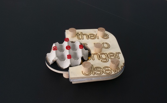 《再无他乡》 26.5 × 30 × 9cm 胶合板、木头、鸡蛋纸盒、有机玻璃、激光打印在不同纸张上、档案胶水 2021
《再无他乡》 26.5 × 30 × 9cm 胶合板、木头、鸡蛋纸盒、有机玻璃、激光打印在不同纸张上、档案胶水 2021