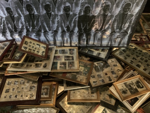 毛同强 《辨认负片》 400×300×300m 胶片、木质、玻璃、图片 2021
毛同强 《辨认负片》 400×300×300m 胶片、木质、玻璃、图片 2021