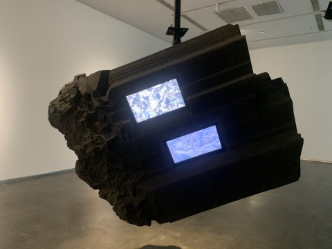 林欣 《错误的秩序——废弃》 200×160×125cm 电子影像装置 2015
林欣 《错误的秩序——废弃》 200×160×125cm 电子影像装置 2015