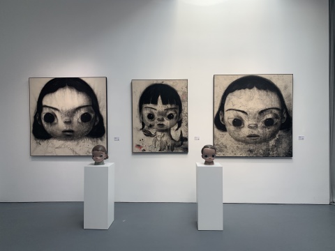 Roby Dwi Antono 《Kinara》 160×150cm 布面木炭、喷漆 2021Roby Dwi Antono 《Wening》 110×150cm 布面木炭、喷漆 2021Roby Dwi Antono 《Liris》 160×150cm 布面木炭、喷漆 2021 Roby Dwi Antono 《Kinara》 160×150cm 布面木炭、喷漆 2021Roby Dwi Antono 《Wening》 110×150cm 布面木炭、喷漆 2021Roby Dwi Antono 《Liris》 160×150cm 布面木炭、喷漆 2021