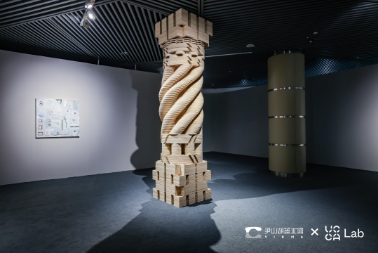金雨 《城市表皮》80 x 80 x 310cm 三合板 2021
金雨 《城市表皮》80 x 80 x 310cm 三合板 2021