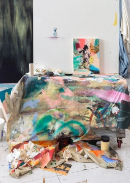 刘讴睿《无题》 200x142cm 木板油画、水墨、收藏级纸 2019
刘讴睿《无题》 200x142cm 木板油画、水墨、收藏级纸 2019