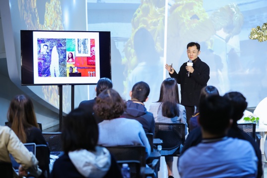 星空间画廊创办人房方在沙龙上进行主题演讲 星空间画廊创办人房方在沙龙上进行主题演讲