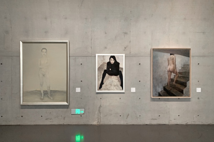 何多苓《黑衣女人》(中),龙美术馆展览现场
何多苓《黑衣女人》(中),龙美术馆展览现场