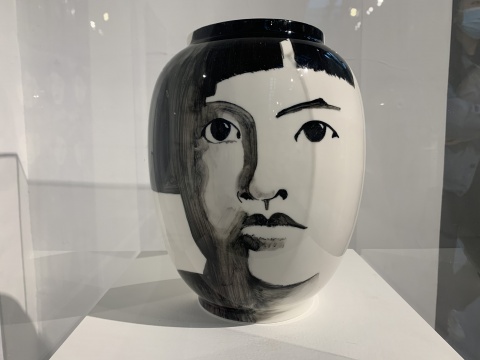 《看我》 高28cm 德化白瓷彩绘 2021
《看我》 高28cm 德化白瓷彩绘 2021