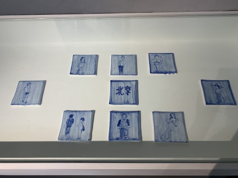 《蓝孩子》 13×13cm×9 德化白瓷彩绘 2021 《蓝孩子》 13×13cm×9 德化白瓷彩绘 2021