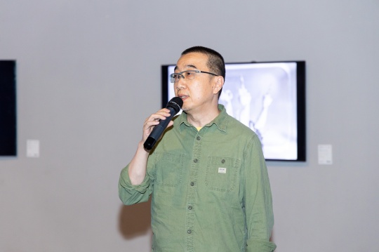 主持唐晖
主持唐晖