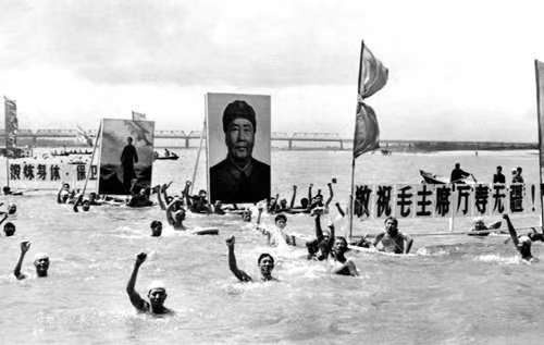 1967年，松花江举办群众性游泳活动，游泳者在水中高呼口号。李振盛摄
