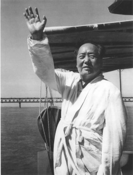 毛主席泳毕后在快艇上挥手 /钱嗣杰摄
毛主席泳毕后在快艇上挥手 /钱嗣杰摄