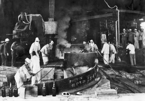 1958年9月13日，武钢一号高炉炼出了第一炉铁水。郭雷震摄

