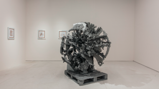 马修·巴尼，《凯佩拉》，2016/2021，锌浇铸 雕塑，185.4 × 177.8 × 165.1 cm。致谢艺术家与格 莱斯顿画廊(纽约、布鲁塞尔)。图片由 UCCA 尤伦斯当代艺术中心提供。
