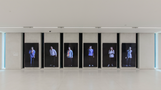 杨振中，《消毒》 ，2015，6 频彩色无声高清 影像装置，15 分钟，181 × 111 cm，6 件 。图片 由 UCCA 尤伦斯当代艺术中心提供。
