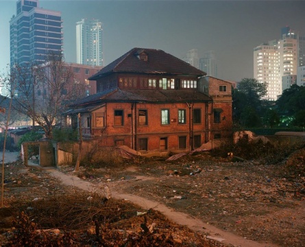季瑞（Greg Girard），《魅影上海：华山路上的房子，北立面》，2006，收藏级喷墨打印。

 
