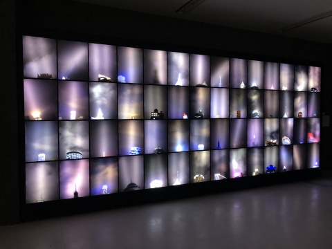 施勇，《“引力”——上海夜空》， 2003-2004，灯箱装置，金属框架、半透 明亚克力软片、亚克力板、荧光灯管、 灯箱，556 × 50 × 239 cm。图片由 UCCA 尤伦斯当代艺术中心提供。

 
