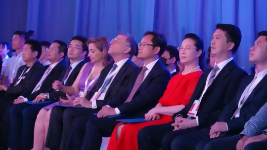 希腊驻华大使乔治•伊利奥普洛斯,海南省委宣传部一级巡视员孙苏,中国对外文化集团董事长李金生,中国对外文化集团董事、总经理李保宗,恒大童世界集团副总裁杨超,文化和旅游部艺术司综合处处长姚达,中央美术学院美术馆馆长张子康出席开幕式活动。
希腊驻华大使乔治•伊利奥普洛斯,海南省委宣传部一级巡视员孙苏,中国对外文化集团董事长李金生,中国对外文化集团董事、总经理李保宗,恒大童世界集团副总裁杨超,文化和旅游部艺术司综合处处长姚达,中央美术学院美术馆馆长张子康出席开幕式活动。