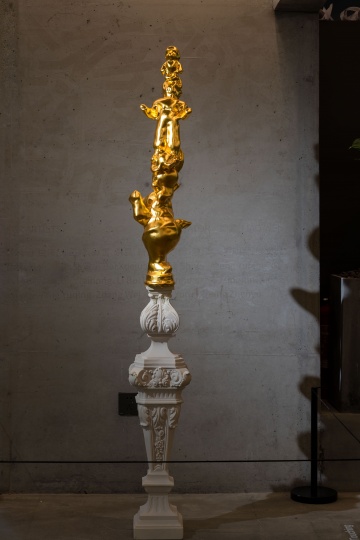金氏彻平 《醇金 #4 Melow Gold #4》170×24×24cm 金箔、树脂、塑胶人偶、大理石 2018
金氏彻平 《醇金 #4 Melow Gold #4》170×24×24cm 金箔、树脂、塑胶人偶、大理石 2018