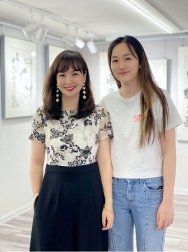 陆逸女士和女儿朱珠在开幕现场
陆逸女士和女儿朱珠在开幕现场