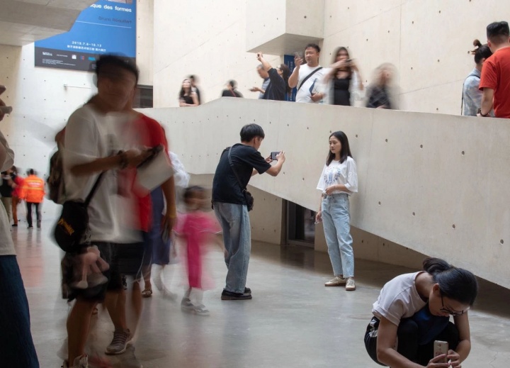 
打卡拍照的观众无处不在

