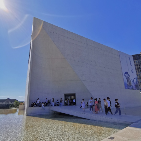 坐落于长沙湘江之畔洋湖湿地公园的谢子龙影像艺术馆

&nbsp;
