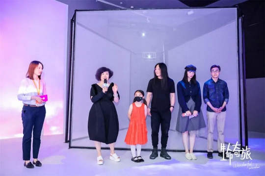 总导演关琇(发言者)携主演及艺术家亮相“生命奇旅”大展开幕现场
总导演关琇(发言者)携主演及艺术家亮相“生命奇旅”大展开幕现场