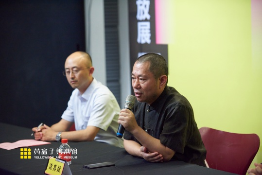 沈其斌介绍黄盒子开放展
沈其斌介绍黄盒子开放展