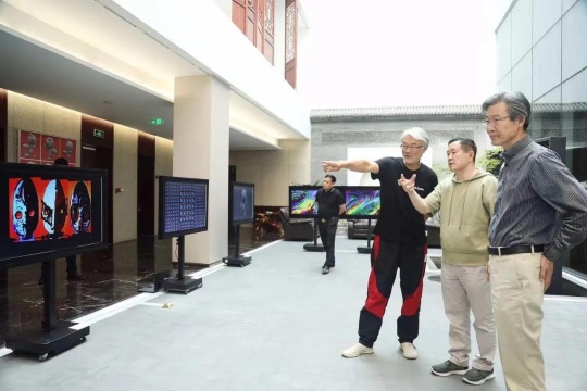 展览现场嘉宾交流
展览现场嘉宾交流
