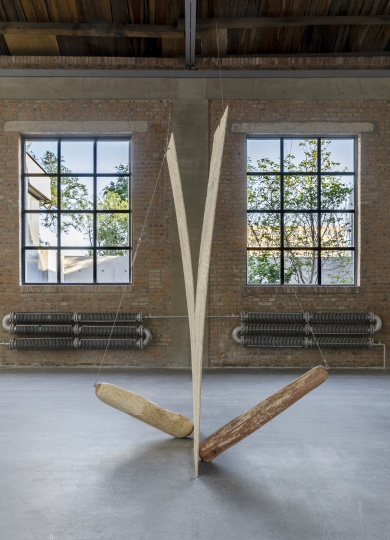 《自决》 182×122×244cm 樟木、多层胶合板、钢丝绳 2021
