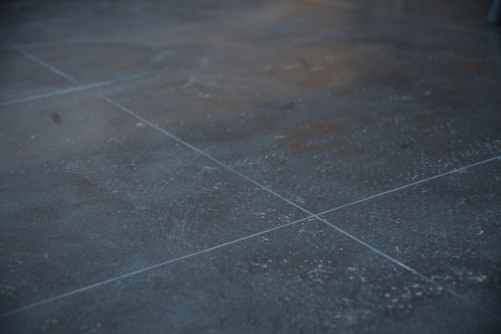 《60厘米见方》 尺寸可变 丙烯、水泥地面 2019

在水泥地面上以60×60厘米的瓷砖规格画出砖缝线，从而制造一种水泥地面仿水泥砖的假象。
