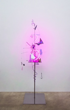 袁松《风景 No.4 》60 × 60 × 190cm 铁、不锈钢、树脂、木、石头、铝、碳、LED 灯 2018
袁松《风景 No.4 》60 × 60 × 190cm 铁、不锈钢、树脂、木、石头、铝、碳、LED 灯 2018