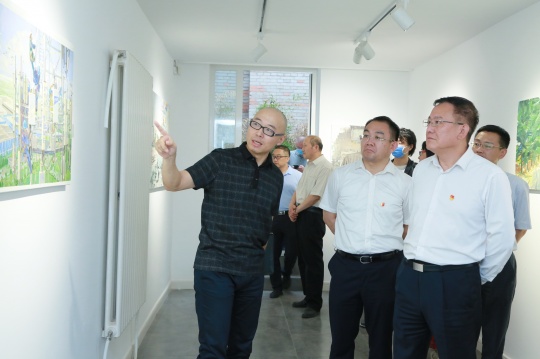 展览策展人袁元,现场导览
展览策展人袁元,现场导览