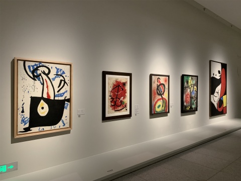 “胡安·米罗:女人·小鸟·星星”浦东美术馆展览现场,2021
“胡安·米罗:女人·小鸟·星星”浦东美术馆展览现场,2021