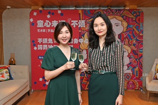 艾克商务中心北京总经理胡雯(右)与艺术家罗晶晶(左)
艾克商务中心北京总经理胡雯(右)与艺术家罗晶晶(左)