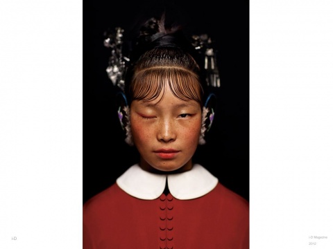 陈漫 《中国十二色之曙红 No.1》 80cm×53.33cm C-Print 2011(作品由中央美术学院美术馆收藏并提供) 陈漫 《中国十二色之曙红 No.1》 80cm×53.33cm C-Print 2011(作品由中央美术学院美术馆收藏并提供)