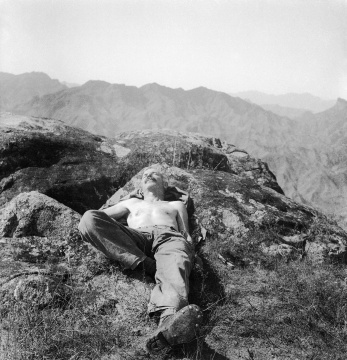 沙飞 《白求恩日光浴》 1939年 (图片由王雁女士提供,鸣谢北京画院美术馆)
沙飞 《白求恩日光浴》 1939年 (图片由王雁女士提供,鸣谢北京画院美术馆)