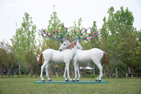 《待那春暖花开时》陈灵平 320×300×300cm 玻璃钢 2015
《待那春暖花开时》陈灵平 320×300×300cm 玻璃钢 2015