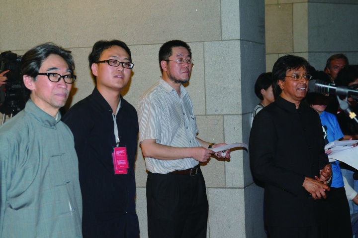 2008年第三届广州三年展以“与后殖民说再见”为主题,策展团队为:张颂仁(左一)、高世名(左二)、王璜生(左三)、萨拉·马哈拉吉(右一)
2008年第三届广州三年展以“与后殖民说再见”为主题,策展团队为:张颂仁(左一)、高世名(左二)、王璜生(左三)、萨拉·马哈拉吉(右一)