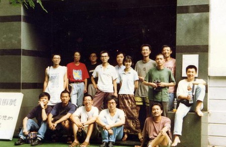 1996年邱志杰、吴美纯在中国美术学院策划的“现象·影像”录像艺术展(前排左起:朱加,张培力,王強,颜磊,王功新;后排左起:杨振中,王南明,沈语冰,高世强,顾丞峰,吴美纯,邱志杰,陈绍雄,陈少平,耿建翌)
1996年邱志杰、吴美纯在中国美术学院策划的“现象·影像”录像艺术展(前排左起:朱加,张培力,王強,颜磊,王功新;后排左起:杨振中,王南明,沈语冰,高世强,顾丞峰,吴美纯,邱志杰,陈绍雄,陈少平,耿建翌)