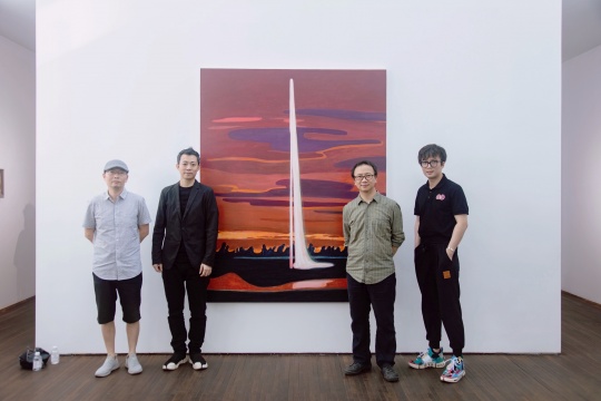 开幕现场,艺术家许永城(左二)、策展人王将(右一)及嘉宾
开幕现场,艺术家许永城(左二)、策展人王将(右一)及嘉宾
