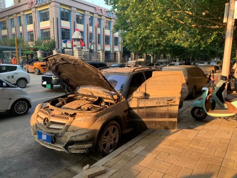 ​郑州街头的车辆，还留着水灾的痕迹（摄影：王晓松）