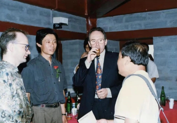 红门画廊 大弓作品展 展览现场 左一:布朗,左二:大弓 1992
红门画廊 大弓作品展 展览现场 左一:布朗,左二:大弓 1992