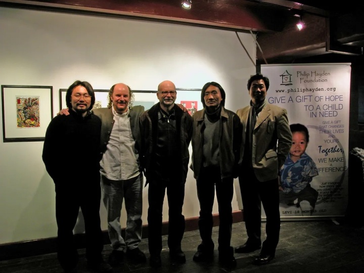 版画原作年历展 募款现场 2005
左起:艺术家周吉荣、菲利普海德基金会代表、布朗、艺术家苏新平、艺术家唐承华
版画原作年历展 募款现场 2005
左起:艺术家周吉荣、菲利普海德基金会代表、布朗、艺术家苏新平、艺术家唐承华