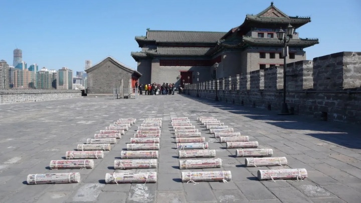 郑学武作品《世纪文本》在东便门角楼户外展示 2007
郑学武作品《世纪文本》在东便门角楼户外展示 2007