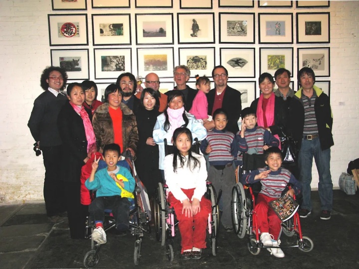 第六次版画原作年历捐助展与儿童村孤残儿童合影 2008
第六次版画原作年历捐助展与儿童村孤残儿童合影 2008