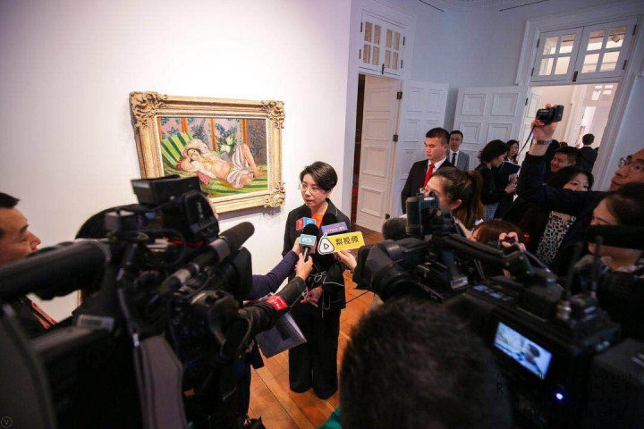 谭波在佩吉及大卫‧洛克菲勒夫妇珍藏上海预展现场
谭波在佩吉及大卫‧洛克菲勒夫妇珍藏上海预展现场