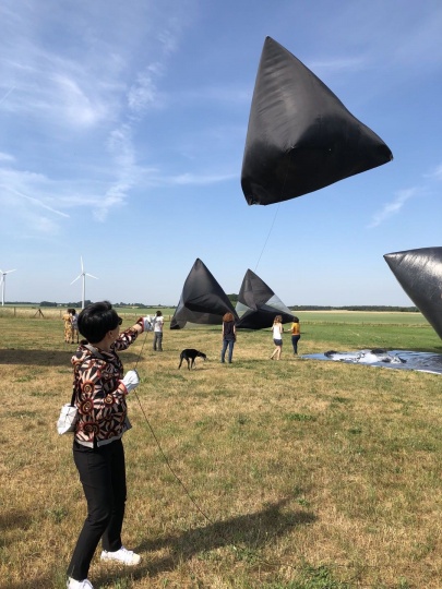 谭波放飞艺术家托马斯·萨拉切诺（Tomás Saraceno）的Aerocene项目的巨大气囊，2018年6月于德国（图片提供：谭波）
