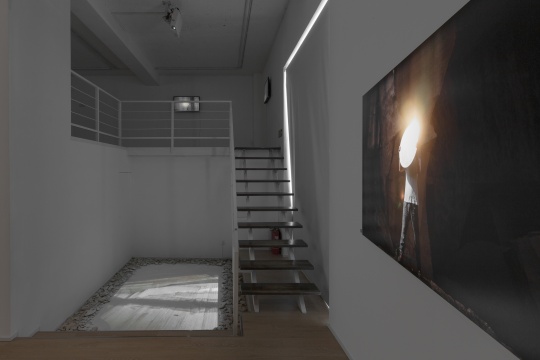墨方双空间郑江个展,将白垩纪的石头雕刻成地珠 墨方双空间郑江个展,将白垩纪的石头雕刻成地珠