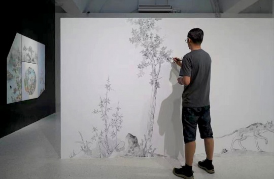 曾健勇在画廊现场作画
曾健勇在画廊现场作画